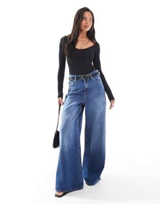 Topshop - Jeans im 70er-Stil in Mittelblau mit weitem Bein