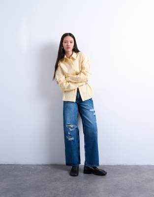 Topshop - Jeans in Mittelblau mit mittelhohem Bund, Rissen am Knie und tailliertem Schnitt