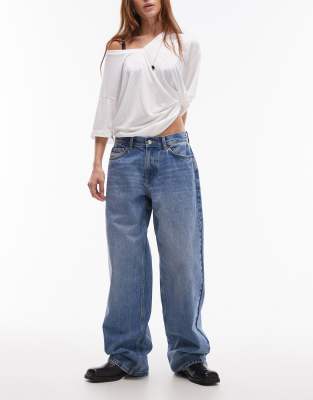 Topshop - Jeans in Mittelblau mit niedrigem Bund und Schnallenriemen