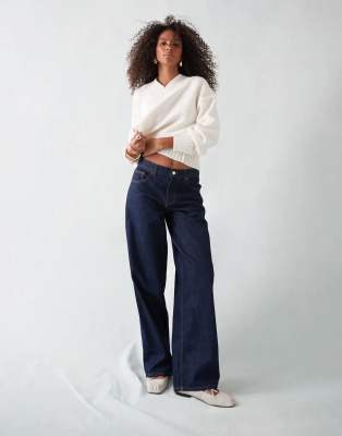 Topshop - Jeans in unbehandeltem Indigoblau mit niedrigem Bund und Schnallenriemen