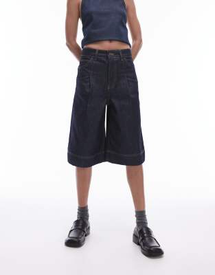 Topshop - Jeans-Jorts aus unbehandeltem Denim in Indigoblau mit Bundfalten-Marineblau