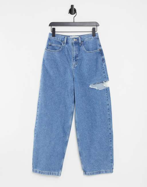 Topshop - Jeans met wijde pijpen en scheur op de dij in middenblauw met wassing