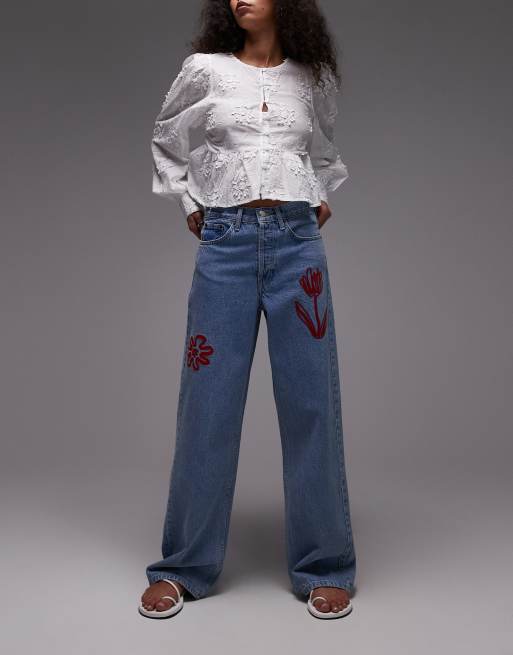 Topshop - Jeans vestibilità ampia a vita medio alta blu medio con ricamo a fiori rossi