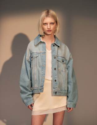 Topshop - Jeansjacke in wolkigem Blau mit Ballonärmeln