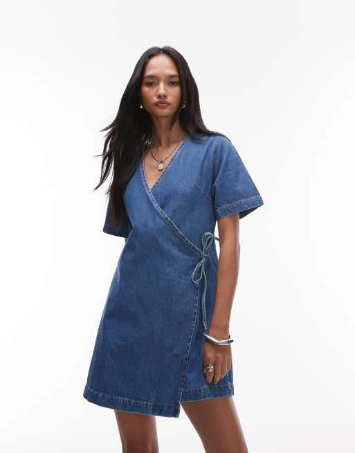 Topshop – Jeansowa sukienka kopertowa mini z efektem wybielenia