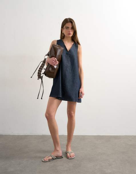 Topshop – Jeansowa sukienka mini o prostym kroju, z dekoltem w szpic, w kolorze indygo - view 1