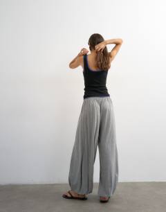 Model wearing Jersey viscose balloon trousers in grey marl