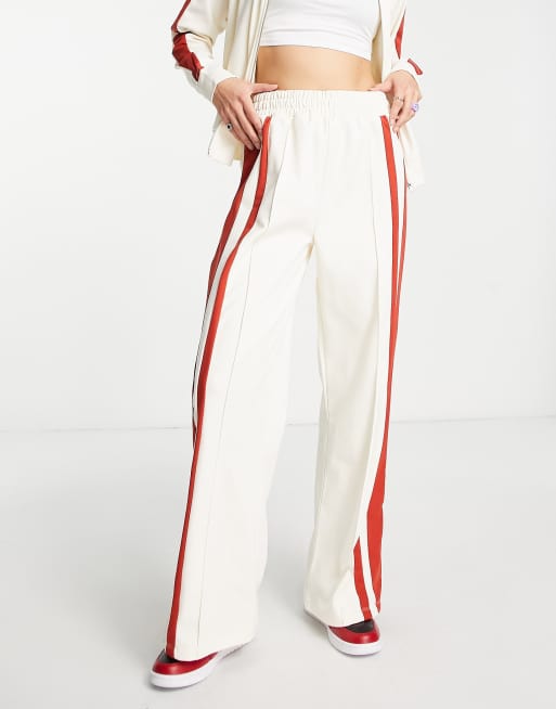 Topshop - Joggers dritti in tricot écru con fettuccia laterale rossa in coordinato