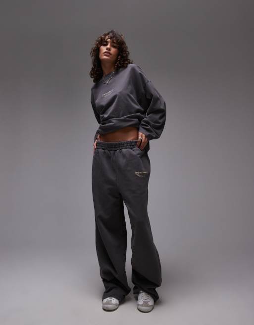 Topshop - Joggers grigi dritti con stampa “Community” in coordinato