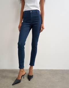 Model wearing Joni high rise skinny jean in indigo rinse