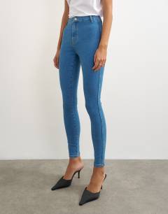 Model wearing Joni high rise skinny jean in mid blue