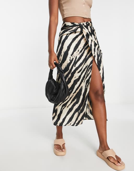 Topshop - Jupe mi-longue en satin torsadée sur le côté de la taille avec imprimé animal - Neutre