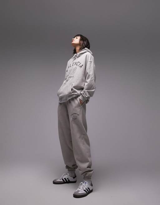 Topshop – Kamiennobeżowe joggersy oversize z grafiką z napisem „Valencia”, część zestawu