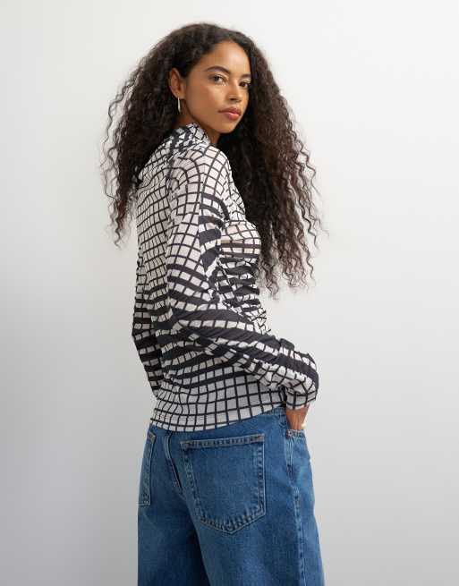 Topshop kariertes, gerafftes langärmliges Oberteil in Schwarz, 2 von 4