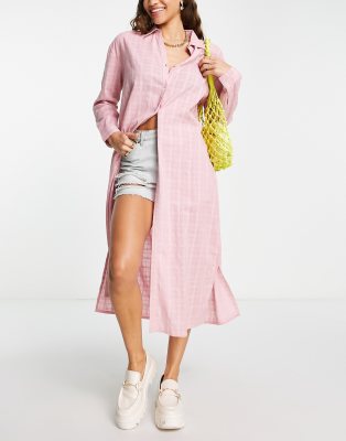 Topshop - Kariertes Maxi-Strandhemd in Rosa