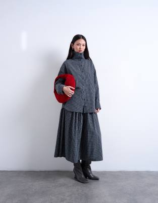 Topshop - Kariertes Oversize-Hemd in Marineblau mit Stehkragen