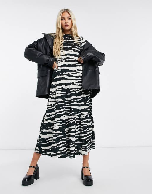 Topshop – Kaskadowa sukienka midi w monochromatyczny zwierzęcy wzór
