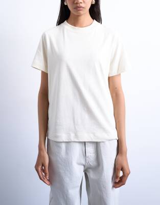 Topshop - Kastenförmiges T-Shirt in Ecru-Weiß