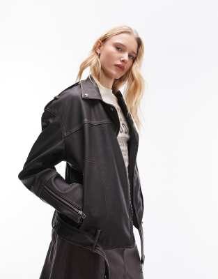 Topshop - Kastige Bikerjacke aus Kunstleder in verwaschenem Braun mit Kontrastnaht-Brown