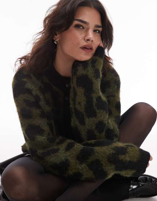 Topshop – Khakifärgad, djurmönstrad kofta i fluffig stickning med rund halsringning