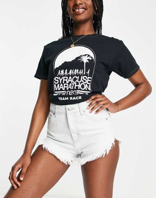 Topshop – Kiri – Szorty jeansowe z efektem mocnego wybielenia 