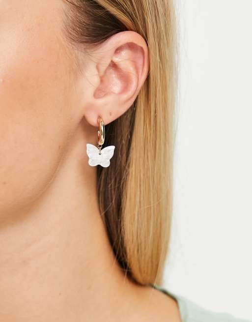 Topshop - Kleine oorringen in goud met witte vlinderhangertjes