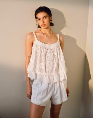 Topshop - Knapp geschnittene Shorts in Weiß mit Lochstickerei, Kombiteil