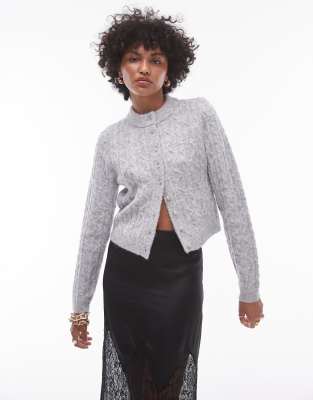 Topshop - Knapp geschnittene Strickjacke in Grau mit Zopfmuster