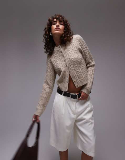 Topshop – Knapp geschnittene Strickjacke in Hellbeige mit Zopfmuster - view 1