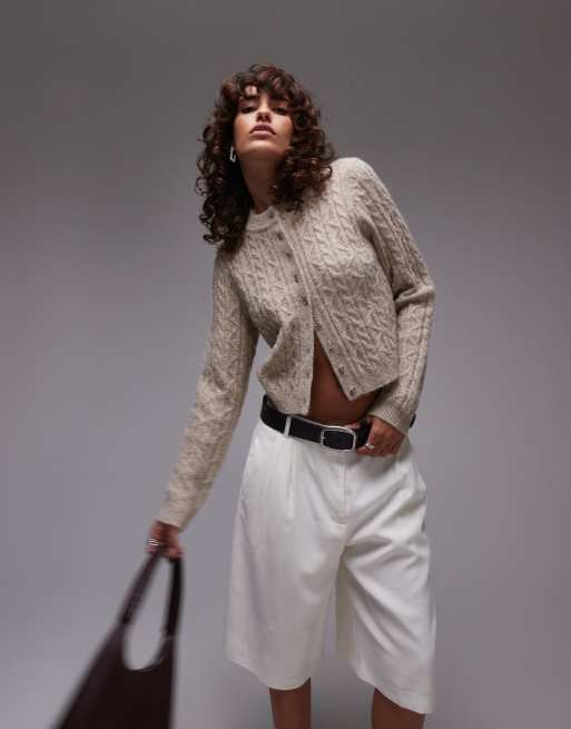 Topshop – Knapp geschnittene Strickjacke in Hellbeige mit Zopfmuster