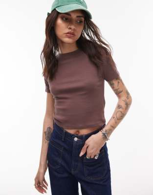 Topshop - Knapp geschnittenes Alltags-T-Shirt in neuem Schokobraun
