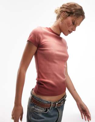 Topshop - Knapp geschnittenes, geripptes T-Shirt in rosa Acid-Waschung im Spray-Design