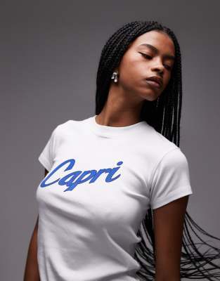 Topshop - Knapp geschnittenes T-Shirt aus Jersey in Weiß mit „Capri"-Grafik