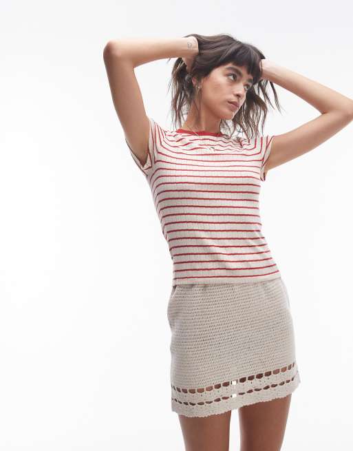 Topshop – Knapp geschnittenes T-Shirt aus Pointelle in Rot gestreift
