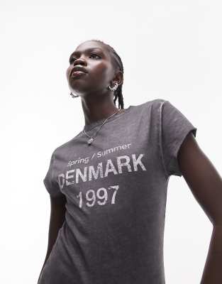 Topshop - Knapp geschnittenes T-Shirt in Anthrazit mit „Denmark"-Grafikprint-Grau