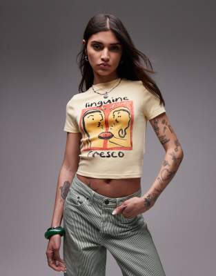 Topshop - Knapp geschnittenes T-Shirt in Buttermilchgelb mit „Linguine"-Print