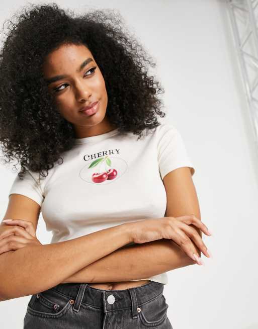 Topshop – Knapp geschnittenes T-Shirt in Creme mit grafischem Kirschenmotiv 