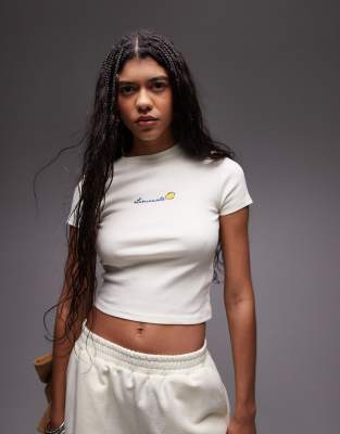 Topshop - Knapp geschnittenes T-Shirt in Ecru mit aufgestickter „Limonata-"Grafik-Weiß