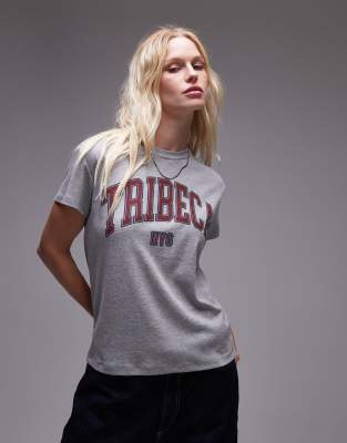 Topshop - Knapp geschnittenes T-Shirt in Grau mit „Tribeca"-Grafikprint