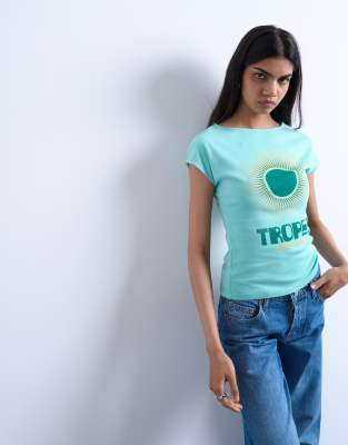 Topshop - Knapp geschnittenes T-Shirt in Petrol mit Kappärmeln und „Tropez"-Grafikprint-Blau