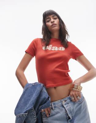 Topshop - Knapp geschnittenes T-Shirt in Rot mit „Ciao"-Grafik