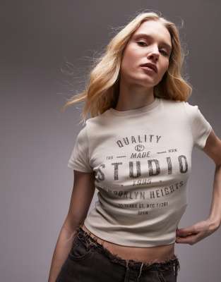 Topshop - Knapp geschnittenes T-Shirt in verwaschenem Steinbeige mit „Studio 1995"-Grafikprint-Neutral