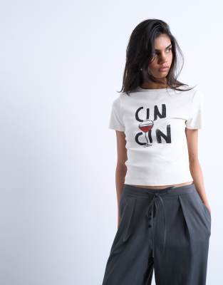 Topshop - Knapp geschnittenes T-Shirt in Weiß mit „Cin Cin"-Grafikprint