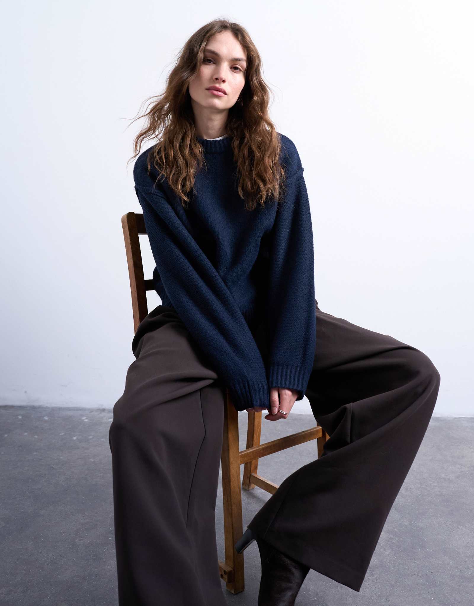 Вязаный свитер средней длины с широкими рукавами от Topshop темно-синего цвета