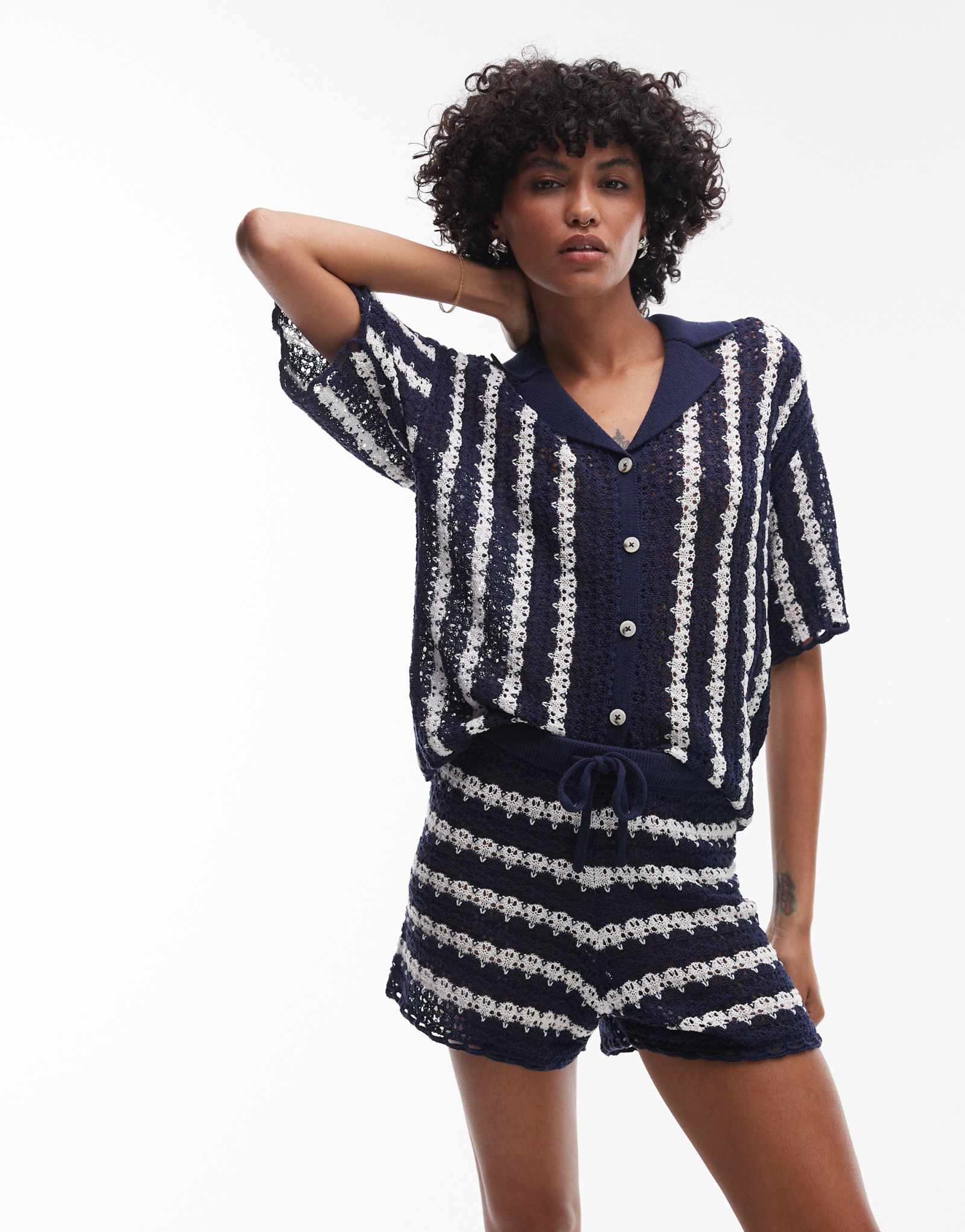 Трикотажные шорты в полоску с вышивкой от Topshop синего цвета и цвета слоновой кости - часть комплекта