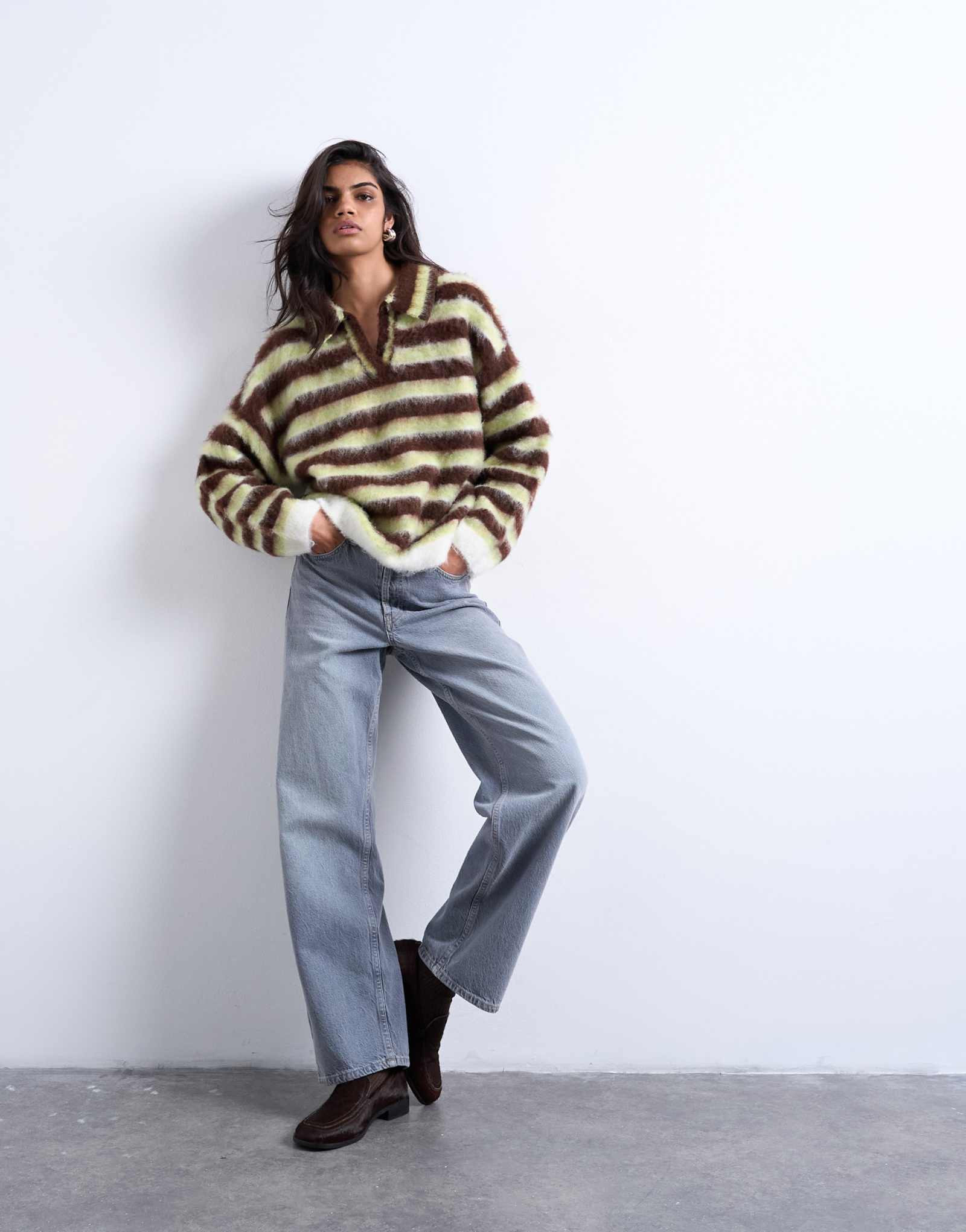 Вязаная пышная рубашка-поло Topshop с v-образным вырезом зеленого и коричневого цветов
