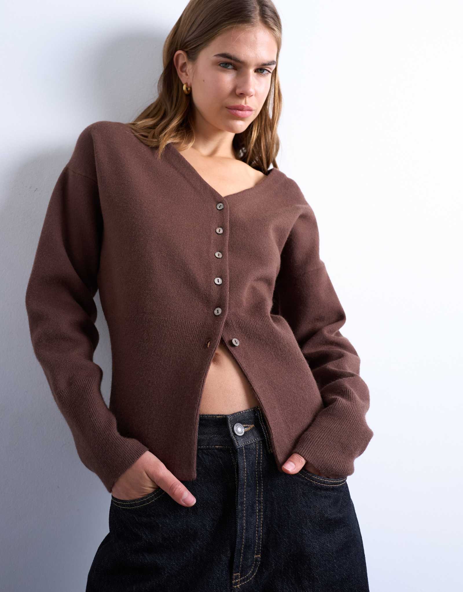 Вязаный кардиган Topshop с V-образным вырезом и удлиненной линией талии шоколадного цвета