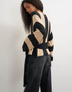 Model wearing Knited long sleeve tie front jumper in mono stripe