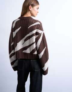 Model wearing Knitted abstract print jumper in chocolate