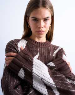 Model wearing Knitted abstract print jumper in chocolate